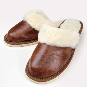 Papuci de Casa Dama Imblaniti cu Lana de Oaie Model 'Joy Season' Brown. Prezentare papuci din față.