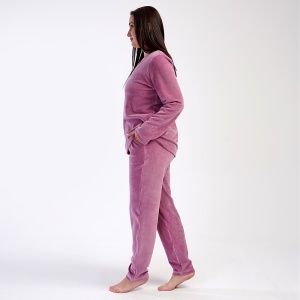 Pijama Dama din Soft Velur Mărimi Mari, Vienetta Model 'Shine' - Prezentare pijama vedere din lateral.