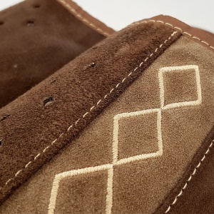 Papuci de Casa din Piele Maro Model 'Geometric Aproch' Soft Brown. Prezentare detaliu broderie.