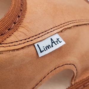 Semătura Calității: Patch-ul original Lim Art, simbolul unui produs realizat cu atenție la cele mai mici detalii.
