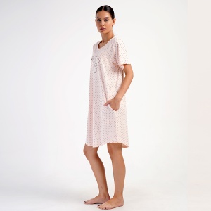Camasă de Noapte Mărimi Mari din Bumbac 100% Vienetta Model 'Libre Baby Pink'. Prezentare din lateral.