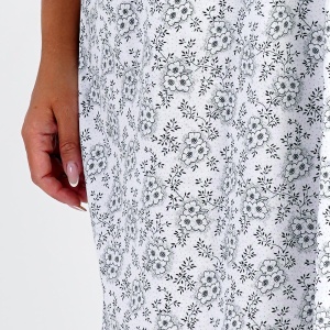 Detaliu de aproape cu textura din bumbac 100% natural și cusăturile delicate.