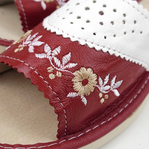 Papuci de casă eleganți din piele roșu/alb pentru femei, model Cotton. Culoare negru, design elegant cu broderie florală și perforații decupate.