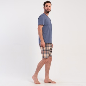 Design practic cu pantaloni scurți, ideal pentru un somn răcoros în sezonul cald.