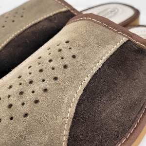 Papuci de Casă din Piele Întoarsă pentru Bărbați 'Tennessee Simplicity' Brown-Prezentare papuci detaliu.