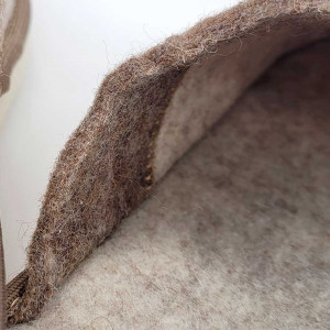 Papuci de casă din postav moale, model Nature's Embrace în nuanță de crem. Design minimalist și elegant, cu broderii florale discrete. Perfecți pentru relaxare acasă.