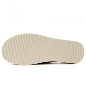 O pereche de papuci de casă din postav gri, cu o broderie florală discretă. Papucii au un design minimalist și elegant, fiind ideali pentru a te bucura de confort și căldură la tine acasă.
