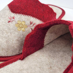 O pereche de papuci de casă din postav gri, cu o broderie florală discretă. Papucii au un design minimalist și elegant, fiind ideali pentru a te bucura de confort și căldură la tine acasă. Culoare Crem/Rosu.