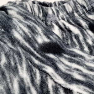 Pantaloni Damă Pijama din Polar Serena Model 'Animal Print' Zebra | Confort Maxim. Prezentare detaliu imprimeu.