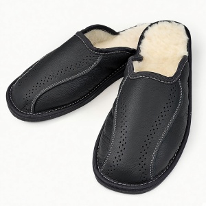 Vedere din semiprofil a papucilor eleganți pentru bărbați Leather Core Black.