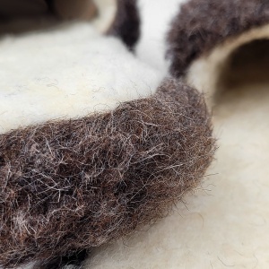 Papuci de Casă din Lână de Oaie 100% Model 'Zamolxis Origins'-Prezentare detaliu papuci.