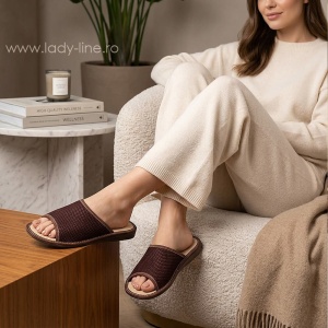 Papucii Bosaco Air integrați într-un moment de relaxare, completând cu eleganță ținuta de interior a unei doamne moderne.