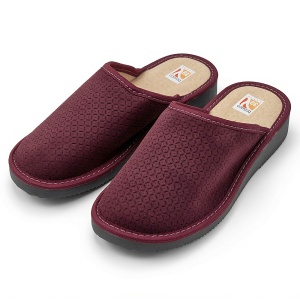 Design elegant și aerisit: papuci din piele vișinie, perfecți pentru relaxare zilnică în casă.