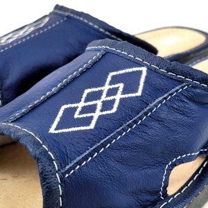 Papuci de Casa din Piele Culoare Albastru Model 'Geometric Aproch' Blue - Prezentare detaliu broderie.