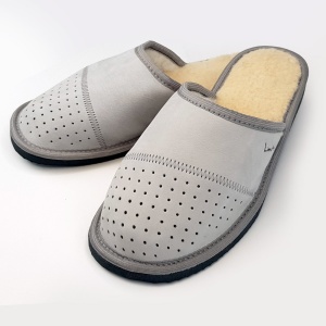 Papuci de Casa din Piele pentru Bărbați 'Gentleman's Classic' Light Gray - Prezentare papuci vedere din semiprofil.