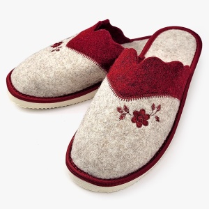 Papuci de Casă din Postav Model Nature's Embrace Burgundy - Prezentare papuci vedere din semiprofil.