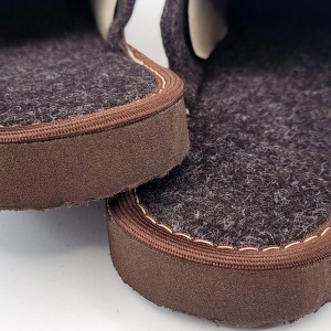 Papuci de Casă din Postav Model 'Royal Petal' Brown | Prezentare grosime talpă.