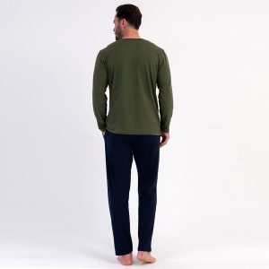 Vedere din spate a pijamalei bărbătești Vienetta|MAN Herbal Green, evidențiind croiala lejeră.