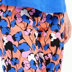 Imprimeu de calitate pe pantalon și betelie elastică cu șnur reglabil.