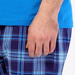 Pijamale Barbati cu Pantalon 3/4 Vienetta | MAN Model 'Cliffhanger' Blue. Prezentare pijama detaliu pantalon.