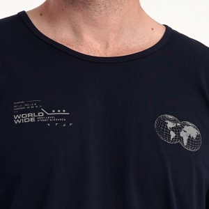Pijamale Bărbați din Bumbac 100% Vienetta | MAN Model 'World Wide' Dark Blue-Prezentare pijama detaliu imprimeu.