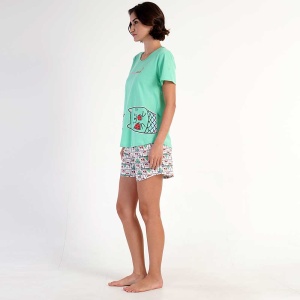 Pijamale damă din bumbac 100% Vienetta model 'MeowMaid', bluză verde deschis cu pisicuțe cu coadă de sirenă și pantaloni scurți multicolori cu pisicuțe.