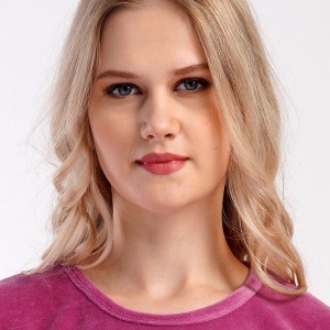 Pijamale Dama Mărimi Mari din Soft Velur Vienetta Model 'Butterfly Vision' | Călduroasă și Relaxare. Prezentare model.