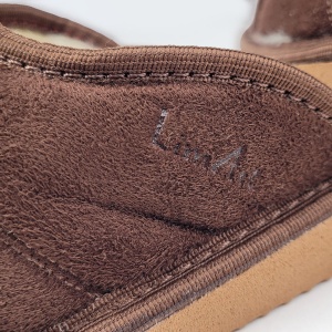 Papuci de Casă Plușați Îmblăniți ci Lână, Model 'Soft & Strong' Classic Brown - Papuci prezentare detaliu logo brand...