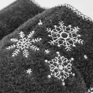 Papuci de Casa din Postav Imblaniti cu Lana de Oaie 'Snowflake Slippers' Black. Prezentare detaliu broderie.