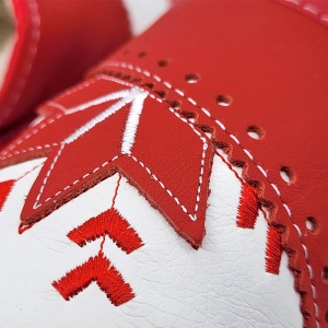 Papuci de Casă Îmblaniti cu Lână de Oaie Model 'Harmony' Red. Prezentare papuci detaliu broderie.