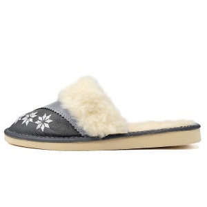 Papuci de Casă Îmblaniti cu Lână de Oaie Model 'Spirit of Winter' Greys - Prezentare papuci vedere din lateral.