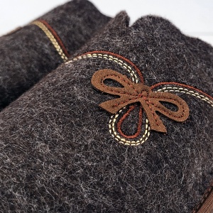 Papuci de Casă din Postav Model Vogue Brown . Prezentare papuci detaliu ornament.
