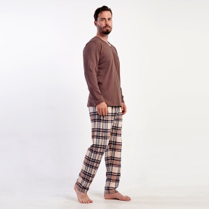 Pijamale Bărbați Confortabile Vienetta | MAN Model 'Just Trust' Brown - Prezentare pijama din lateral.