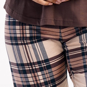 Pijama Damă Vienetta, Model 'Enjoy the Bitter Sweet Taste of Life' Brown-Prezentare pijama detaliu pantalon.