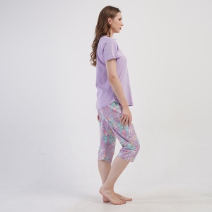 Pantaloni capri lejeri, concepuți pentru a flata orice siluetă în cel mai comod mod.