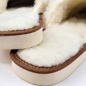Papuci de Casa Dama Imblaniti cu Lana de Oaie Model 'Joy Season' Brown. Prezentare detaliu papuci.