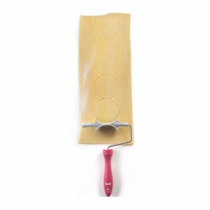 Decupator manual pentru aluat n cercuri, inox si lemn, Ibili. Rola decupare aluat in cercuri, rola taiere aluat in cercuri pentru ravioli, paste, biscuiti