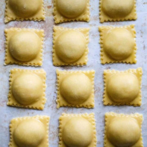 Forma pentru 10 ravioli, cerc, 26.5x11x2.2cm, Happymax, Forma ravioli cerc Forma ravioli rotunda Forma pentru ravioli in forma de cerc Forma pentru ravioli circulara Forma pentru ravioli umplut cu cerc Forma profesionala pentru ravioli in forma de cerc Fo