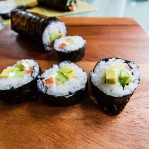 Aparat pentru rulat sushi, 22.5x8x5cm, Quttin, aparat sushi, dispozitiv rulat sushi, rulou sushi Quttin, ustensila sushi, aparat sushi plastic, gadget bucatarie sushi, accesorii sushi, aparat rulat maki, kit sushi acasa, instrument preparat sushi, sushi D