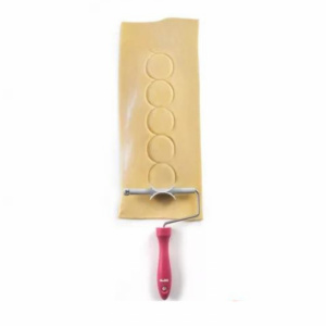 Decupator manual pentru aluat n cercuri, inox si lemn, Ibili. Rola decupare aluat in cercuri, rola taiere aluat in cercuri pentru ravioli, paste, biscuiti