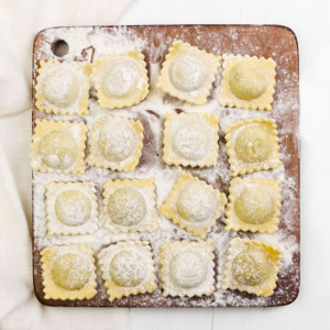 Forma pentru 10 ravioli, cerc, 26.5x11x2.2cm, Happymax, Forma ravioli cerc Forma ravioli rotunda Forma pentru ravioli in forma de cerc Forma pentru ravioli circulara Forma pentru ravioli umplut cu cerc Forma profesionala pentru ravioli in forma de cerc Fo