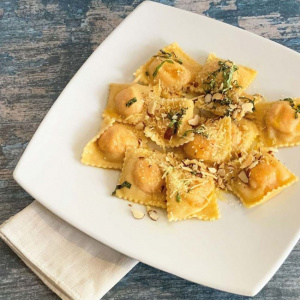 Forma pentru 21 ravioli, cerc, 26.5x11x2.2cm, Happymax, Forma ravioli cerc Forma ravioli rotunda Forma pentru ravioli in forma de cerc Forma pentru ravioli circulara Forma pentru ravioli umplut cu cerc Forma profesionala pentru ravioli in forma de cerc Fo