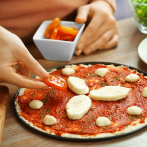Tava perforata pentru pizza la cuptor 33cm-Quttin happymax.ro  Forma pentru pizza Quttin (34 x 1 cm),Tava perforata pizza cuptor, Tava gatit pizza perforata, Tava coacere pizza cuptor perforata, Tava pentru pizza cu gauri, Tava pizza crocanta cuptor, Acce