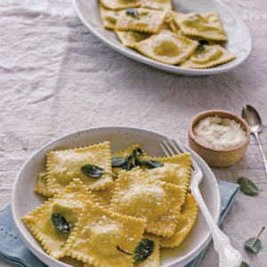 Forma pentru 10 ravioli, cerc, 26.5x11x2.2cm, Happymax, Forma ravioli cerc Forma ravioli rotunda Forma pentru ravioli in forma de cerc Forma pentru ravioli circulara Forma pentru ravioli umplut cu cerc Forma profesionala pentru ravioli in forma de cerc Fo