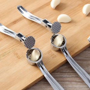 Ustensila tip presa metalica pentru usturoi, 15,5x2,5 cm, Happymax.  presa usturoi, strivitor usturoi, pisălog usturoi, zdrobitor usturoi, mărunțitor usturoi, echipament bucătărie, ustensile bucătărie, gadgeturi bucătărie, instrumente condimente, accesori