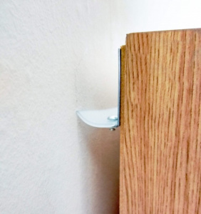 Protectie cadere obiecte in spatele mobilei .Banda flexibila pentru locurile inguste din spatele mobilei