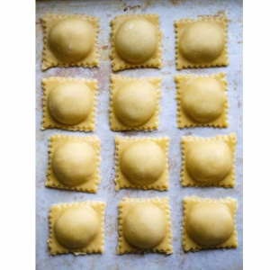 Forma pentru 10 ravioli, cerc, 26.5x11x2.2cm, Happymax, Forma ravioli cerc Forma ravioli rotunda Forma pentru ravioli in forma de cerc Forma pentru ravioli circulara Forma pentru ravioli umplut cu cerc Forma profesionala pentru ravioli in forma de cerc Fo