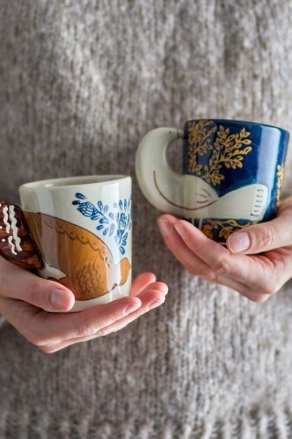 Cană din ceramică cu decor floral și pasăre pictată manual, mâner în formă de aripă, 8x9 cm, "Hezha" - Img 5