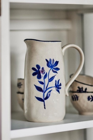 Carafa din ceramică artizanală natur cu motive florale albastre pictate manual, 11×20,5 cm, "Eimy" - Img 2