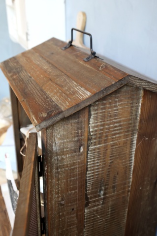 Dulăpior vintage din lemn reciclat, natur, cu 1 ușă cu plasă metalică, 1 raft și acoperiș în două ape, 42 x 52 x 34 cm, „Valensole” - Img 4